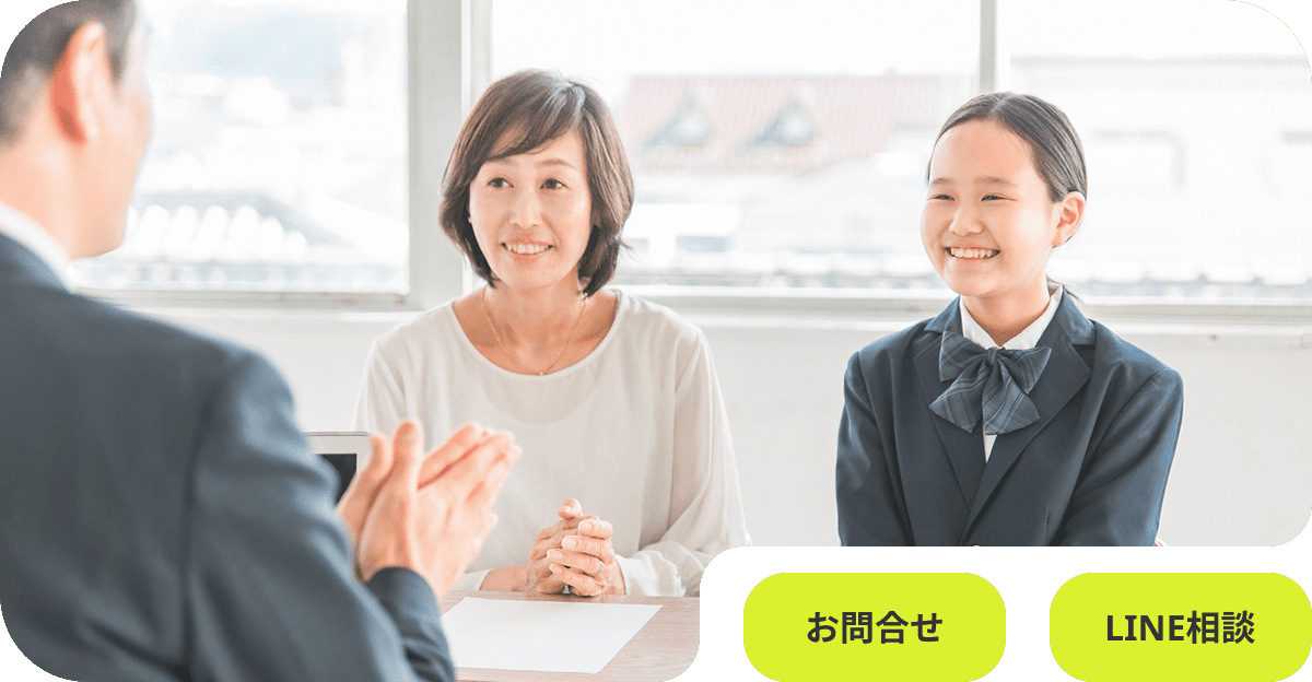 先生と面談している女子高生と母親